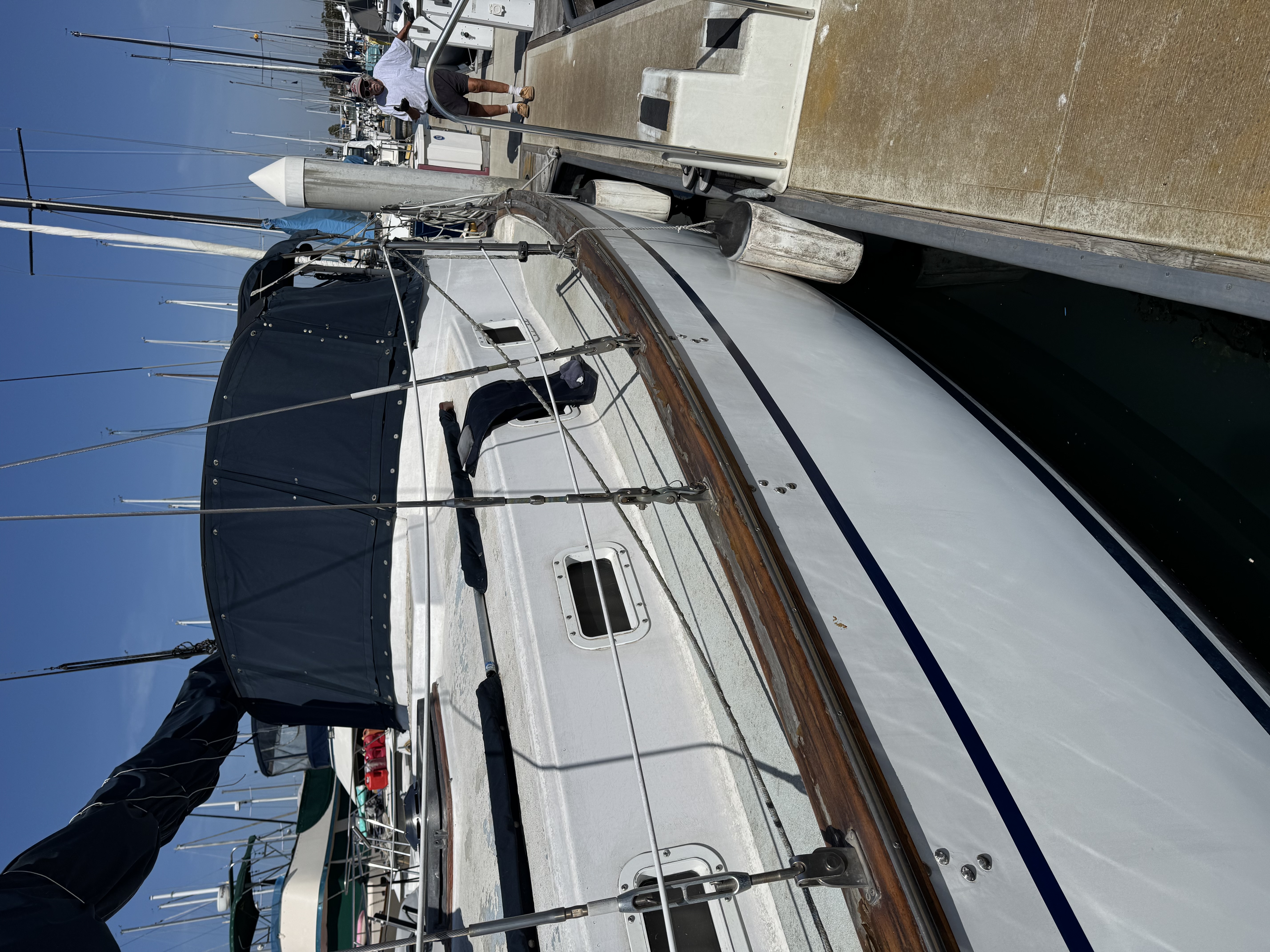 37′ ENDEAVOR SAILBOAT